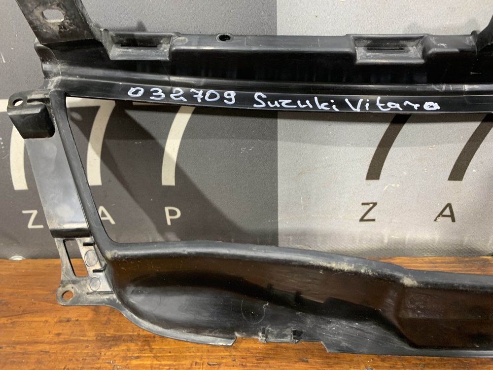 Кронштейн решетки радиатора Suzuki Grand Vitara 2 (JT) 05-15 Б/У Оригинал 7174365J00