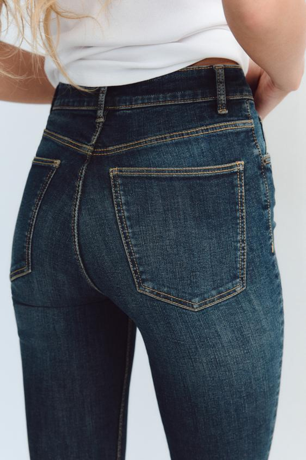 ZARA МОДЕЛИРУЮЩИЕ ДЖИНСЫ TRF С ВЫСОКОЙ ПОСАДКОЙ, МОРСКОЙ СИНИЙ