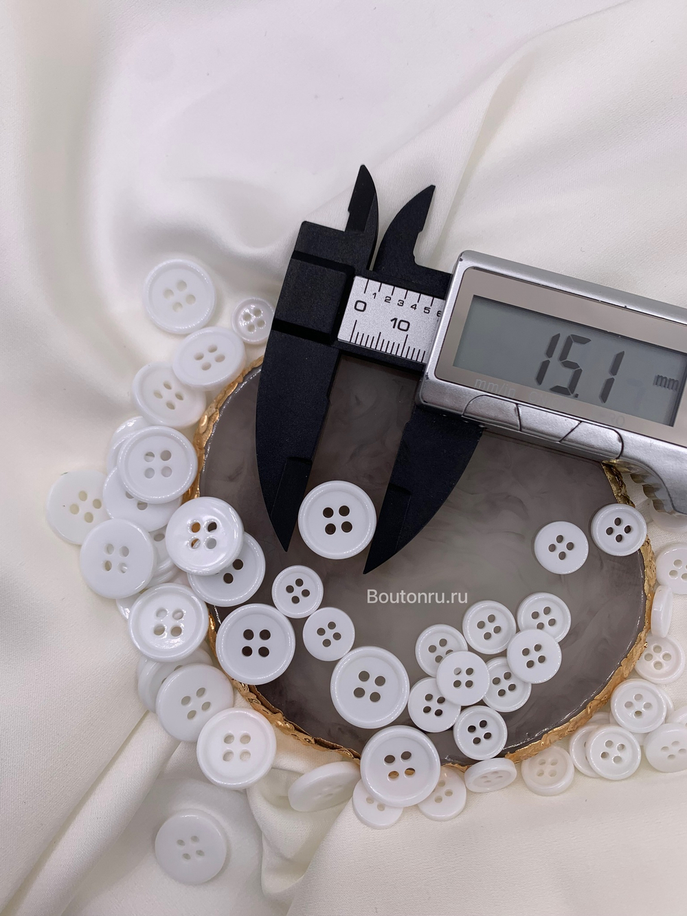 Пуговицы белые на прокол с узким бортиком