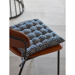 Подушка на стул темно-синего цвета с принтом Спелая Смородина из коллекции scandinavian touch, 40х40 см