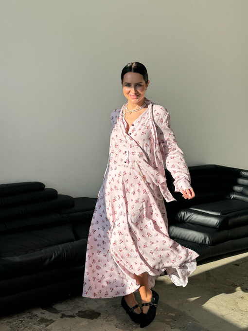 Платье с асимметричной юбкой в красный цветок