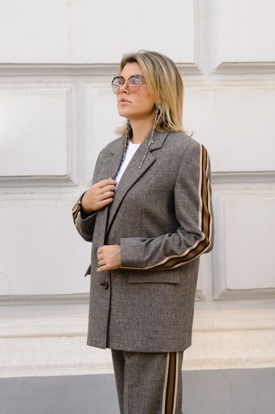 Брючный костюм красный с лампасами