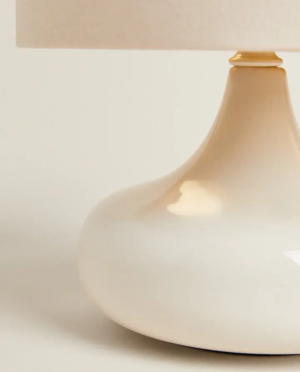 ZARA HOME МАЛЕНЬКАЯ НАСТОЛЬНАЯ ЛАМПА С КЕРАМИЧЕСКИМ ОСНОВАНИЕМ