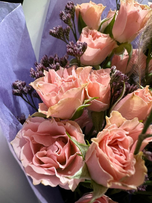 Букет из кустовых роз, лимониума и стифы