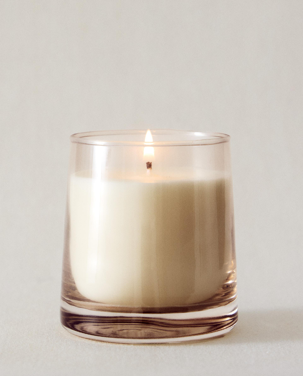 Zara Home Свеча ароматическая Musky Lily 180 г, растительный воск, аромат цветочный древесный, Розовый