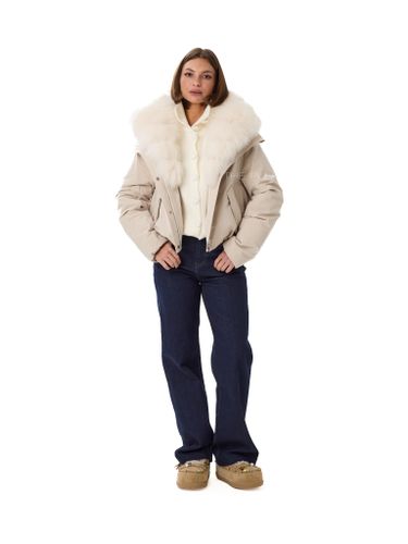 Короткая молочная парка с песцовым воротником