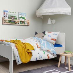IKEA BERGFINK  (ИКЕА БЕРГФИНК)  -  Комплект постельного белья из 3 частей с сумкой, разноцветный дизайн "автомобили/улицы", 150x200/50x60 см