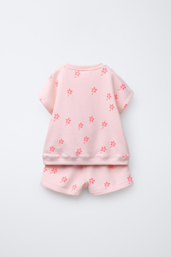 ZARA КОМПЛЕКТ ИЗ ФУТБОЛКИ И ШОРТОВ-БЕРМУДОВ С ПРИНТОМ, ЦВЕТ РОЗОВОГО ДЕРЕВА