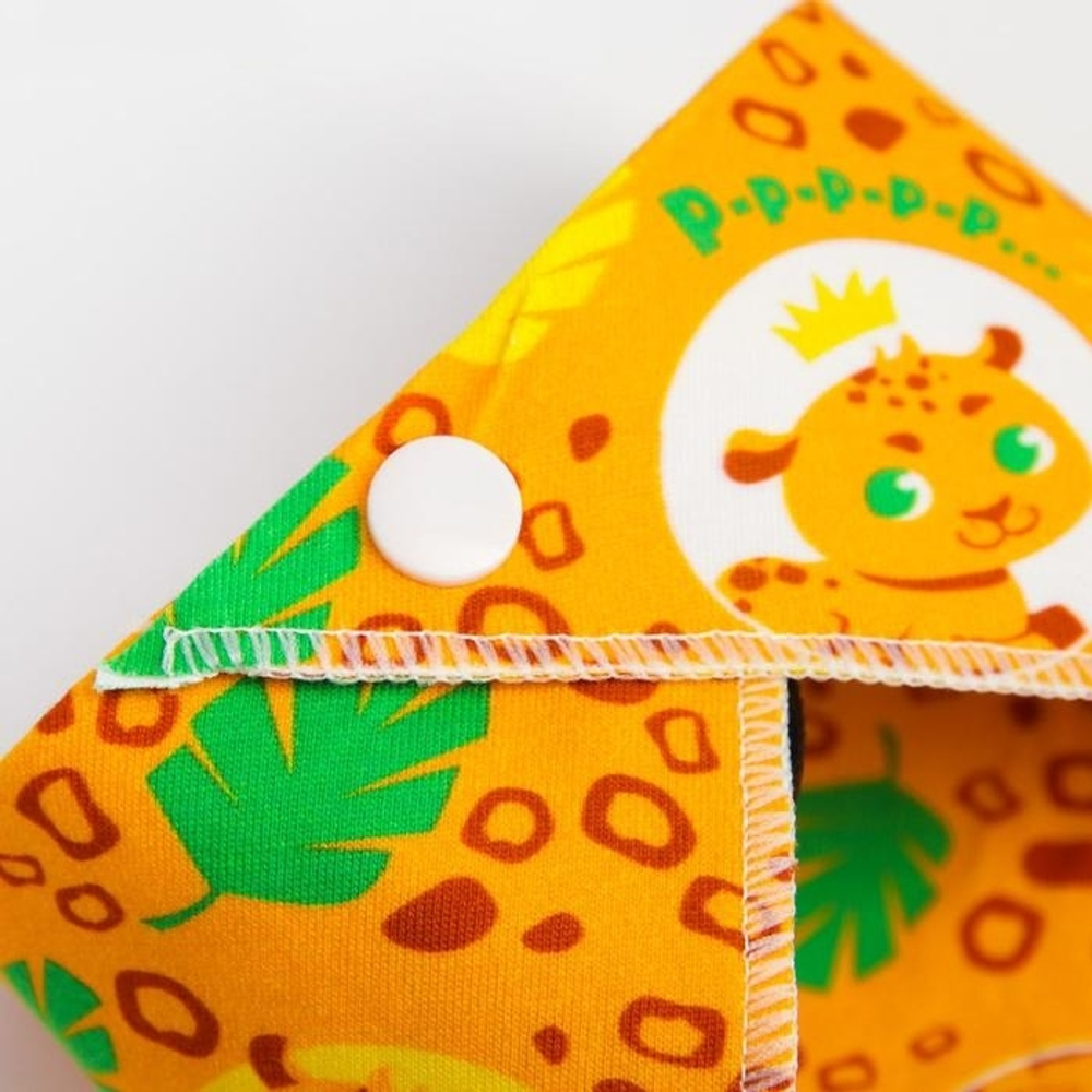 5112549 Нагрудник -бандана непромокаемый, с прорезывателем «Леопард» на кнопке