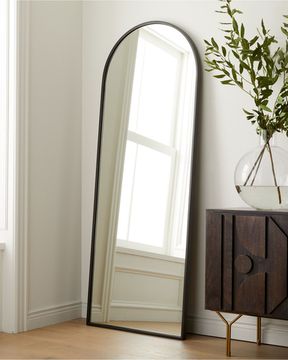 Зеркало в черной арочной раме “Хансен”