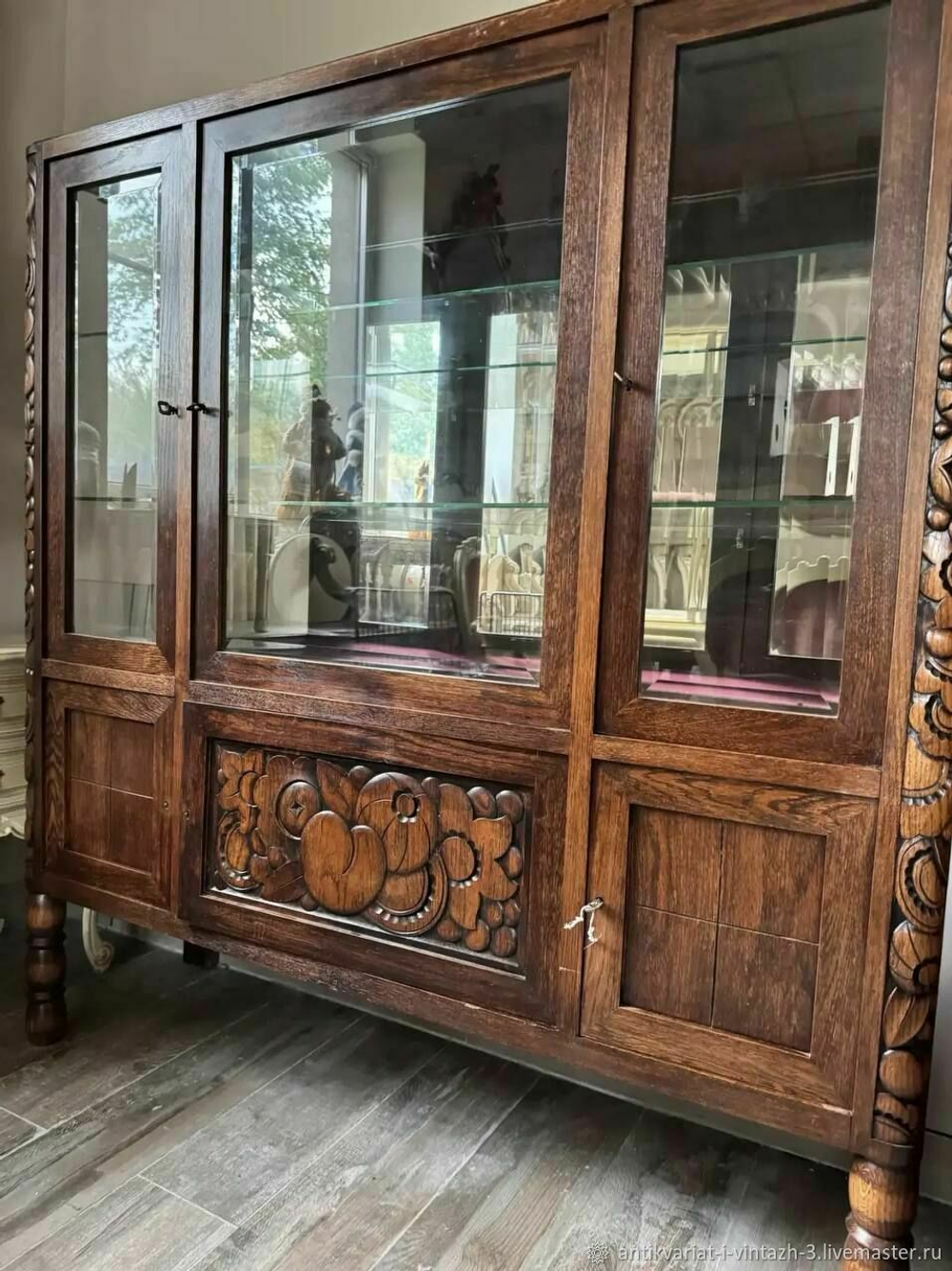 Старинная витрина