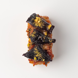 Адыгейский сыр с вяленой свеклой и устричным соусом 16 шт