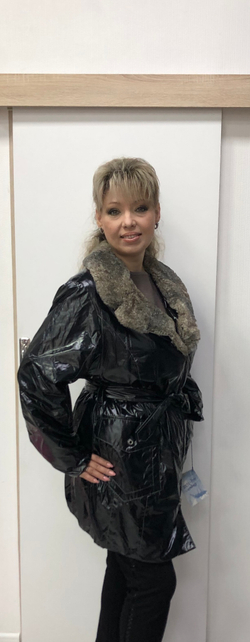 Женский утепленный плащ с поясом и сьемным меховым воротником