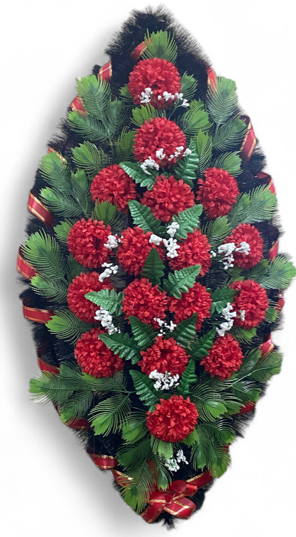 Искусственный венок из красных хризантем и зелени