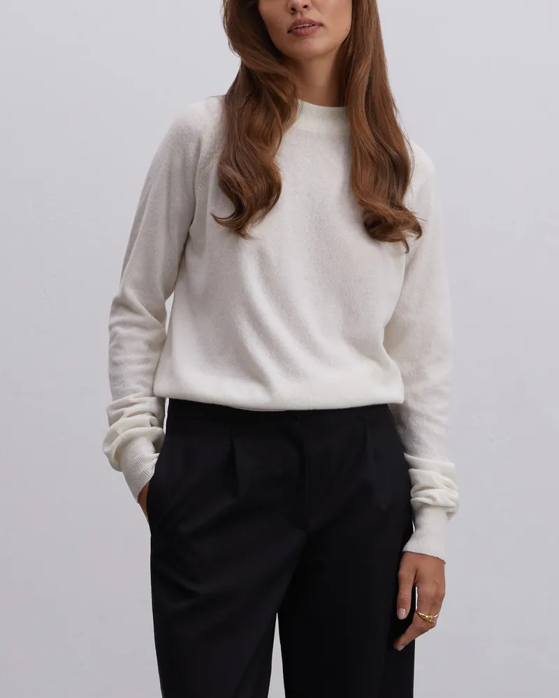 Молочный шерстяной джемпер из шерсти укороченный