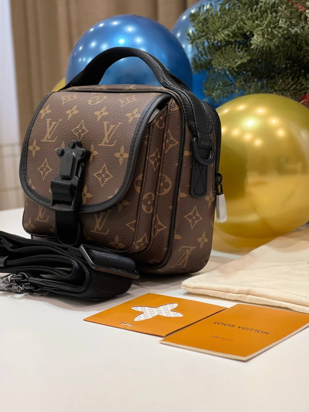 Сумка-мессенджер Louis Vuitton