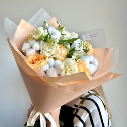 Нежный букет с кремовыми розами и хлопком. Букет 1100