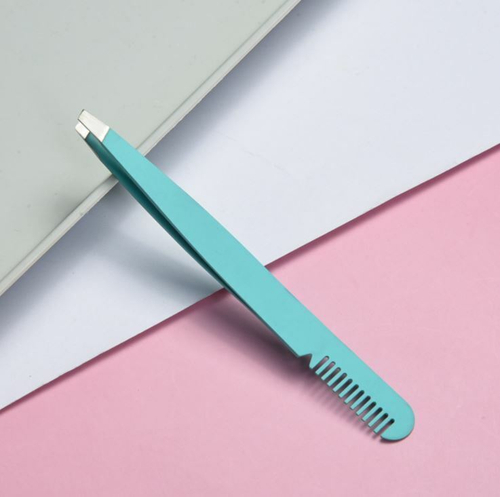 Пинцет для придания формы, обработки контура и прореживания бровей, скошенный (бирюза), с расческой, блистер (или пакет) 1 шт.