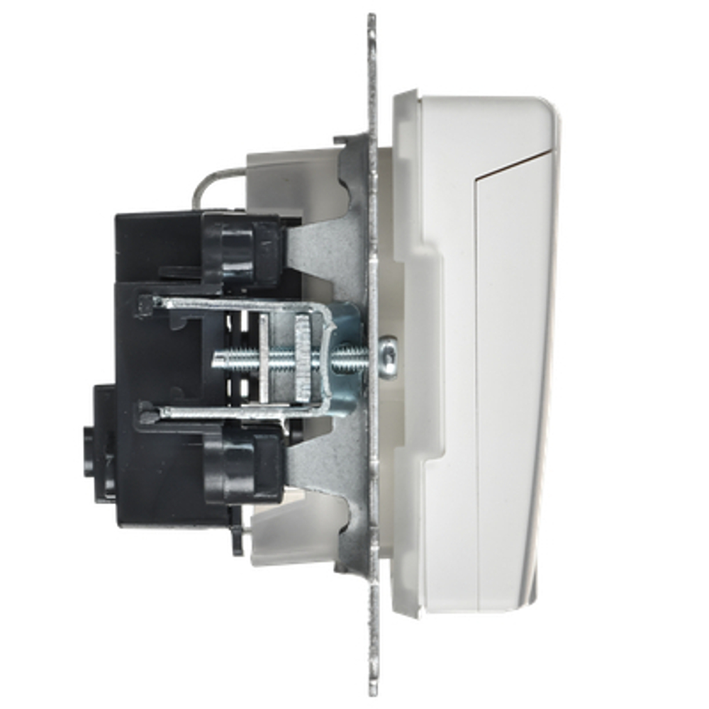 BRITE Розетка 1-местная с заземлением с защитными шторками и крышкой 16А IP44 РСбш10-3-44-БрАБ арктический белый IEK