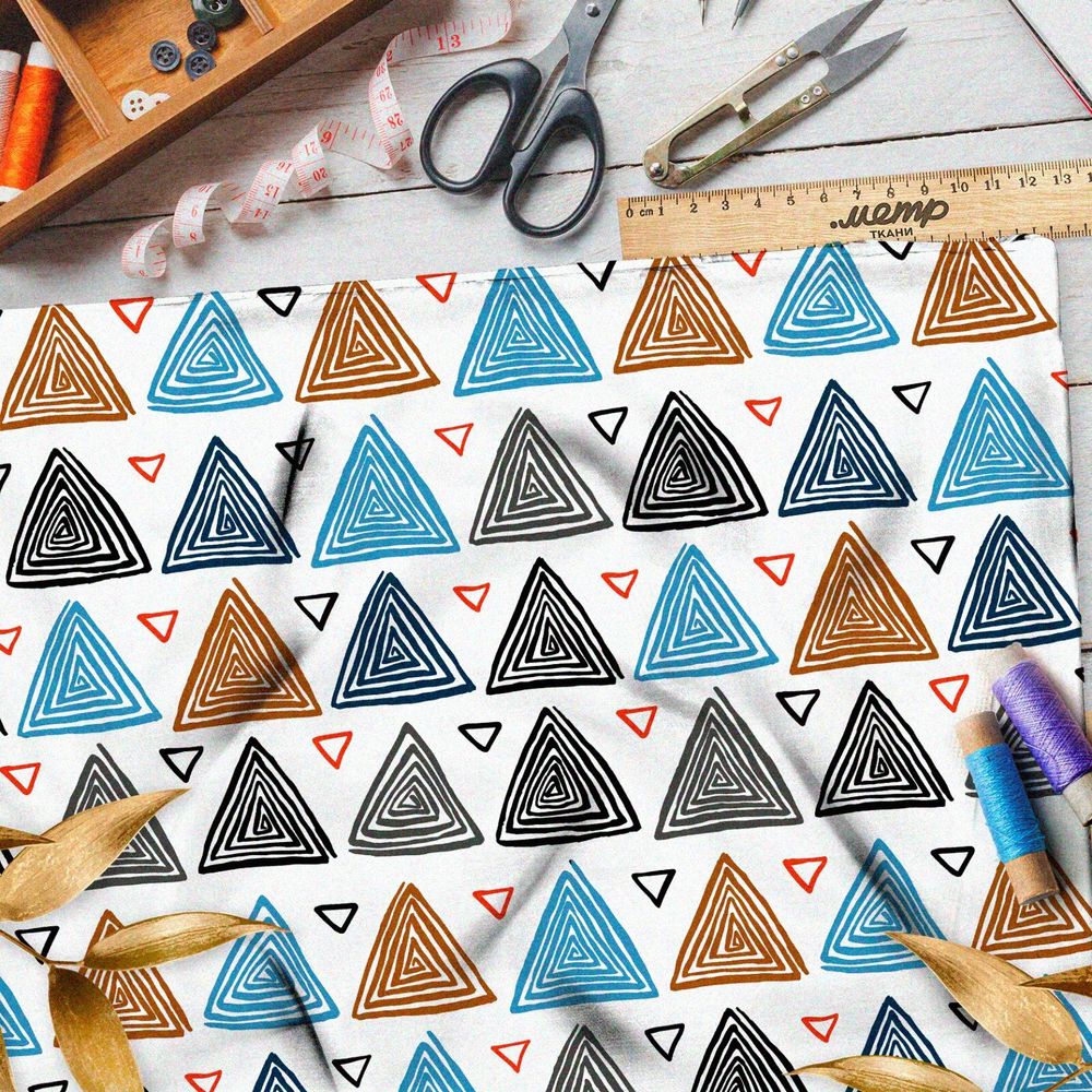 Ткань сатин разноцветные треугольники на белом фоне