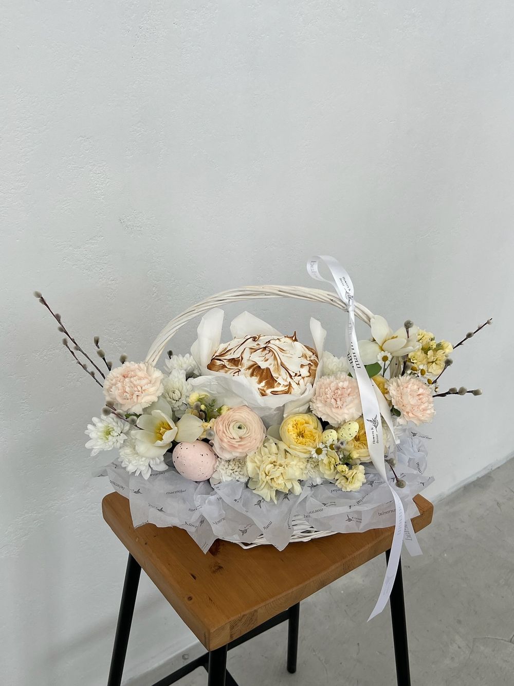 Корзина пасхальная в нежно-розовых оттенках. Кулич 450 гр