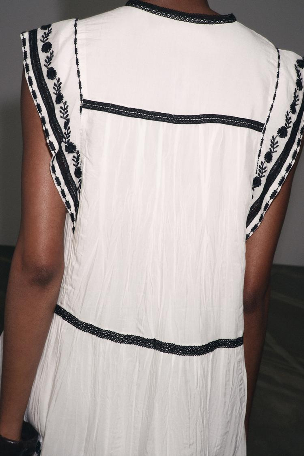 ZARA КОРОТКОЕ ПЛАТЬЕ С ВЫШИВКОЙ — ZW COLLECTION, ЭКРЮ