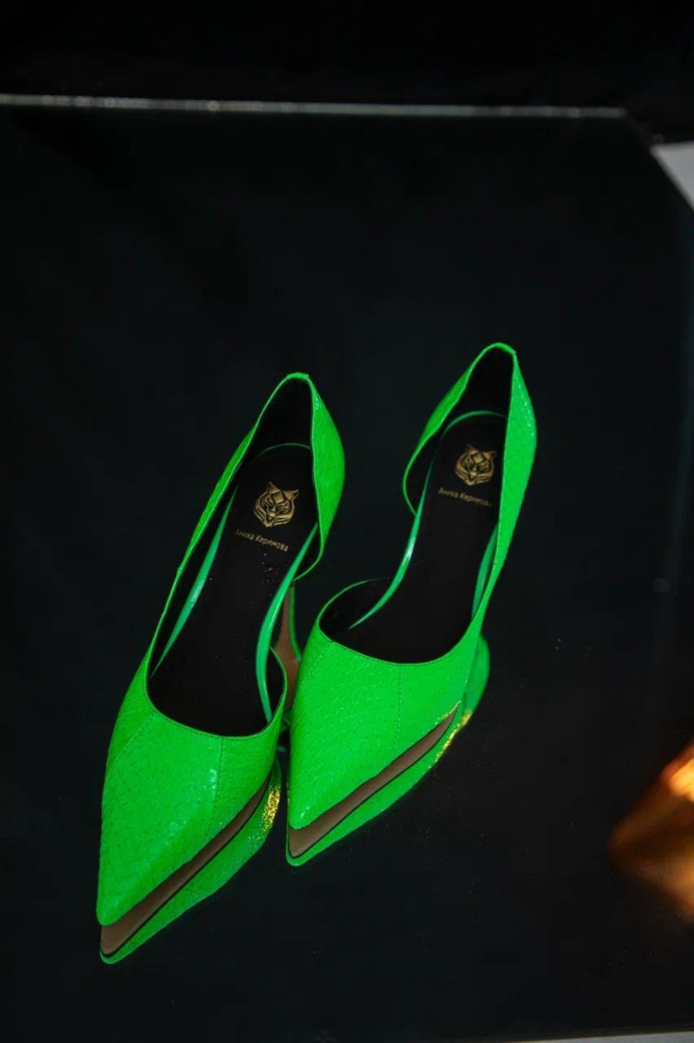 Женские кожаные туфли зелёные с тиснением под рептилию