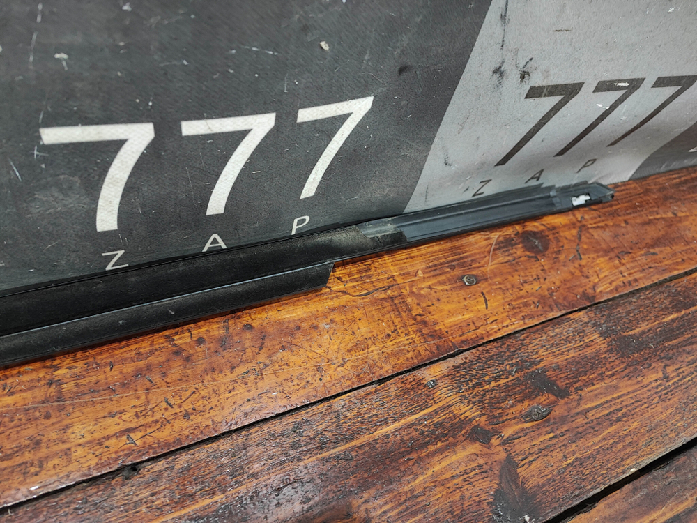 Молдинг стекла переднего левого BMW 5 (G30) 16-нв Б/У Оригинал 51337336957