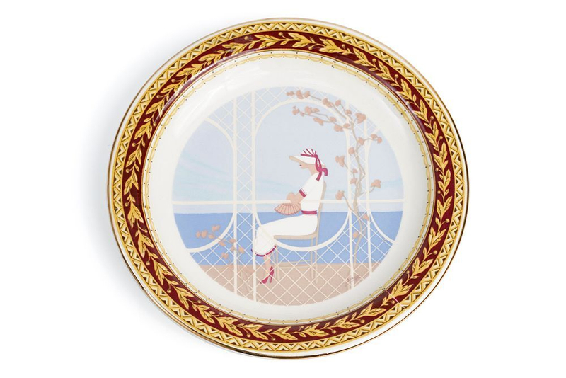 Коллекционная декоративная тарелка с девушкой в летнем наряде в стиле ар-деко