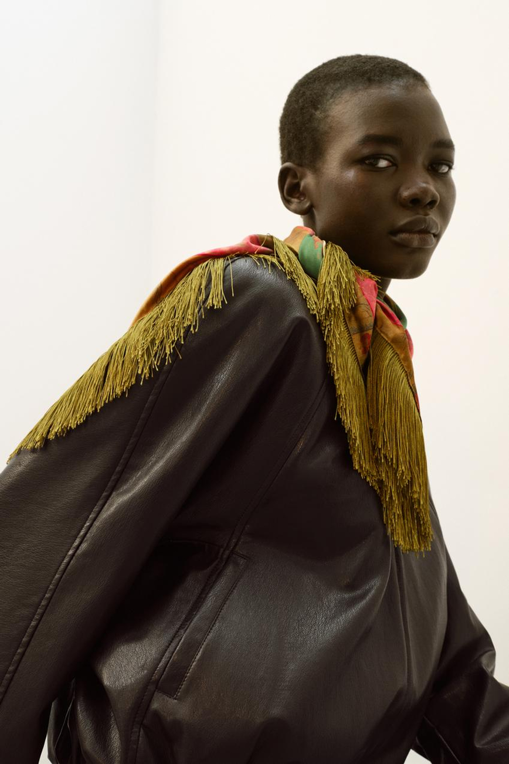 ZARA АТЛАСНЫЙ ПЛАТОК С БАХРОМОЙ, ОЛИВКОВЫЙ