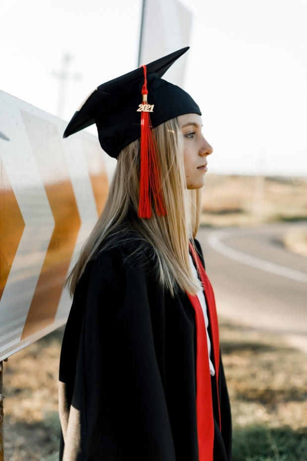 Комплект выпускника “Оксфорд” – мантия с красной полосой