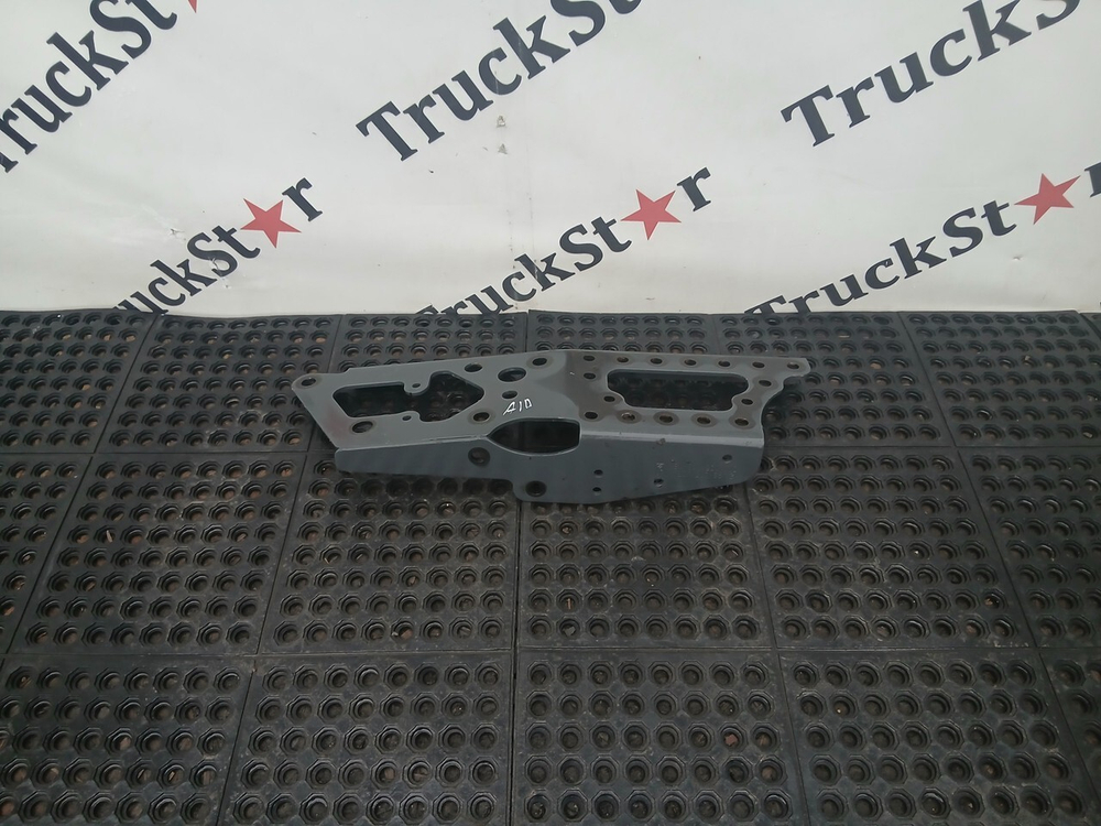 Кронштейн усилителя бампера левый