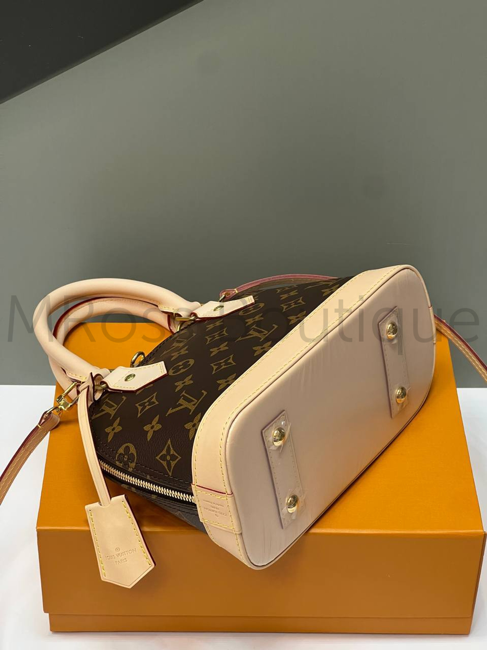 Сумка Alma BB Louis Vuitton из канвы Monogram