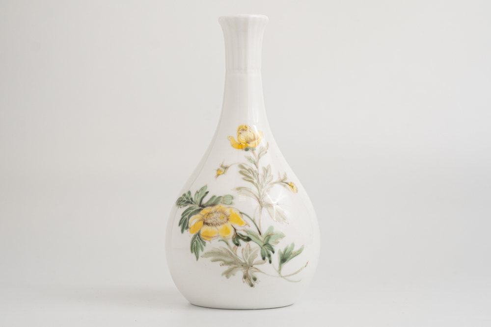 Вазочка из костяного фарфора с изображением золотистой бегонии из серии Golden Glory