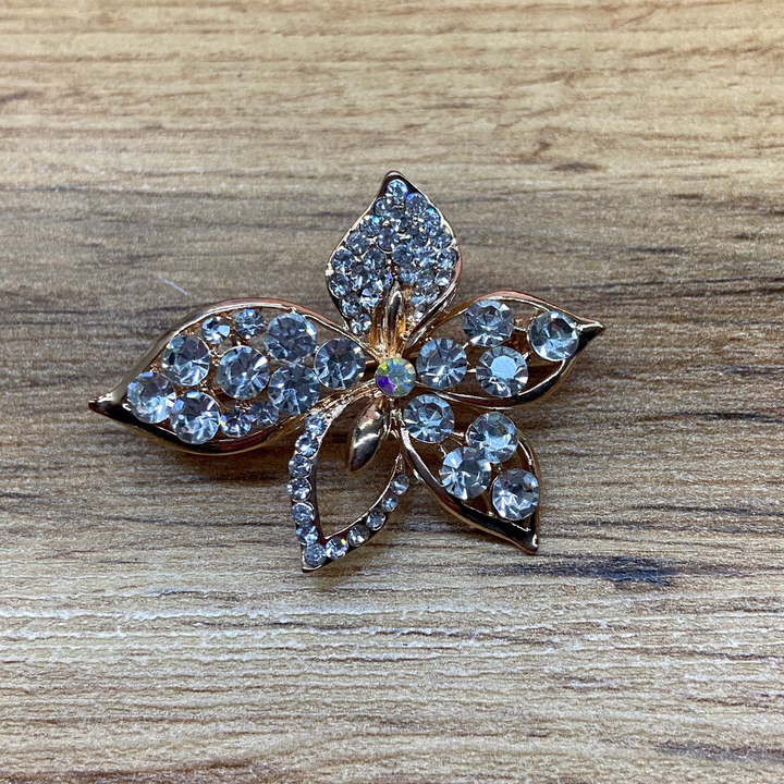 Брошь Цветок пятилистник с удлиненным лепестком кристалл стразы металл золотистый
