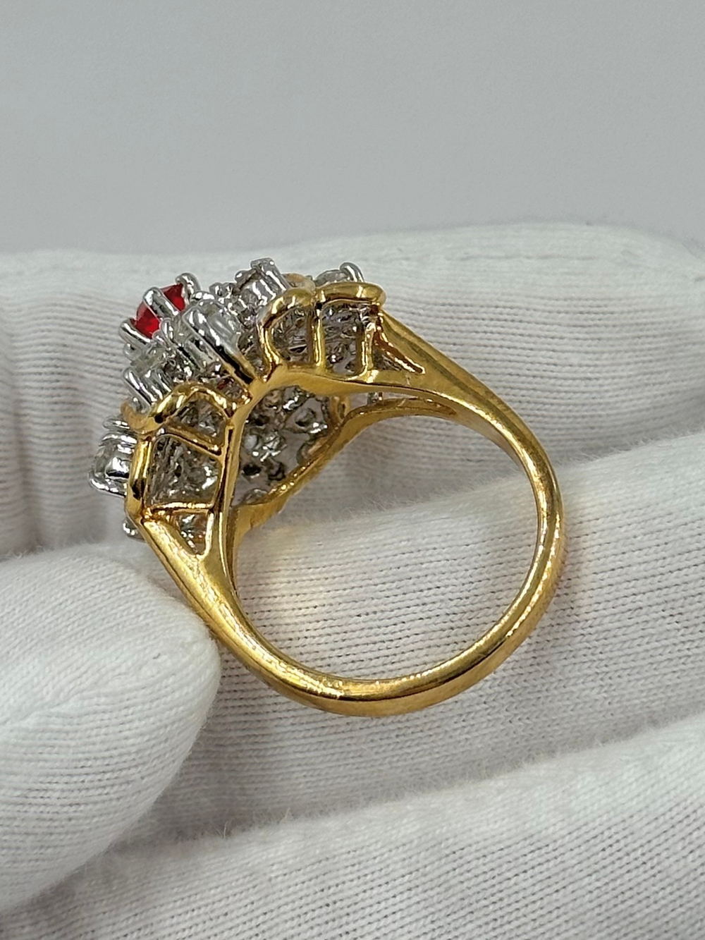 Кольцо с кристаллами