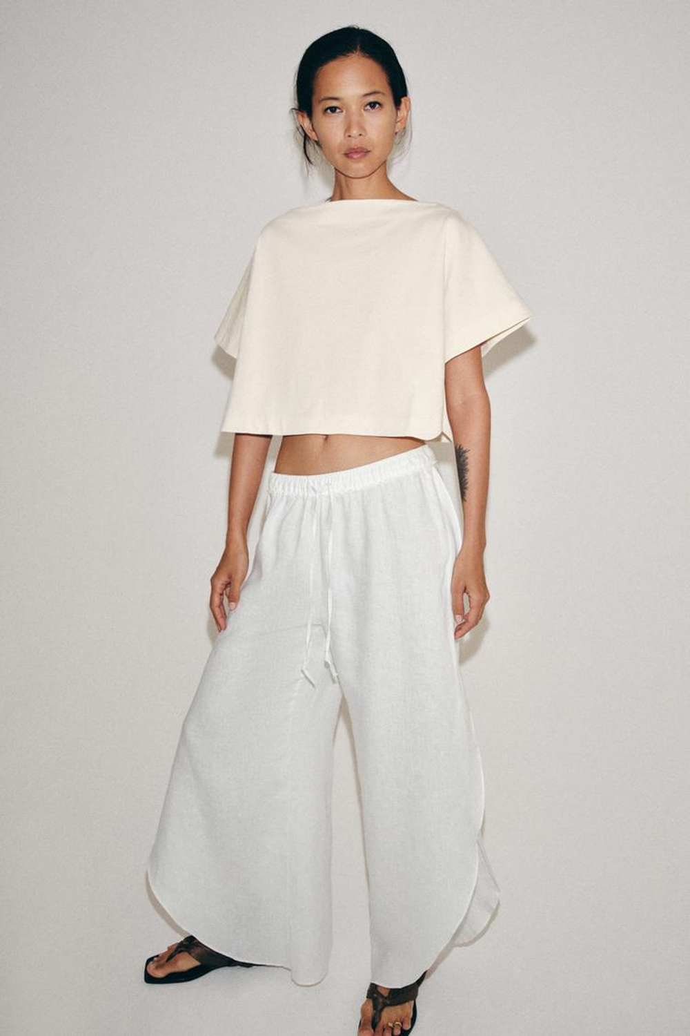 ZARA КРОП-ТОП С ЭФФЕКТОМ НАКИДКИ, ЭКРЮ