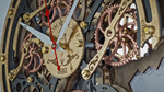 Крупный план настенных часов WOODandROOT Automaton Bite 1682 с движущимися шестерёнками и гравировкой на циферблате