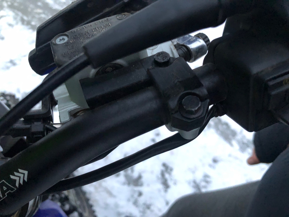 Brembo хомут с защитой машинки переднего тормоза