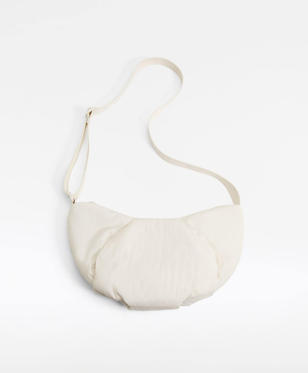 OYSHO Стеганая мини-сумка с плечевым ремнем, экрю