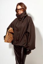 Ветровка О-силуэта с высоким воротом шоколадного цвета