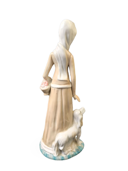 Фарфоровая статуэтка "Девушка с собакой"