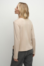 Лонгслив с красивым вырезом