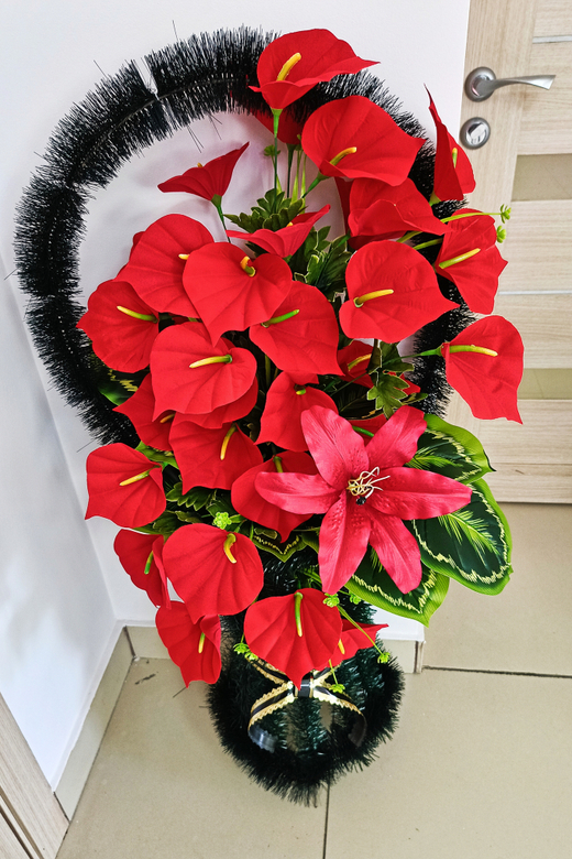 Корзина с красными калами Арт. Е001