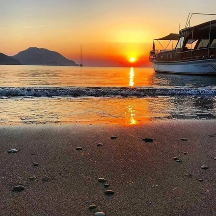 Закат на яхте на острове Сулу Ада