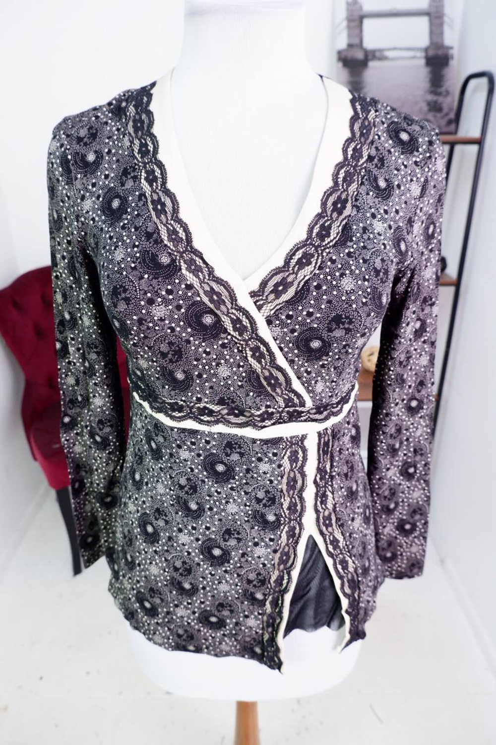 Блузка для романтичного акцента, визуально на 44 размер