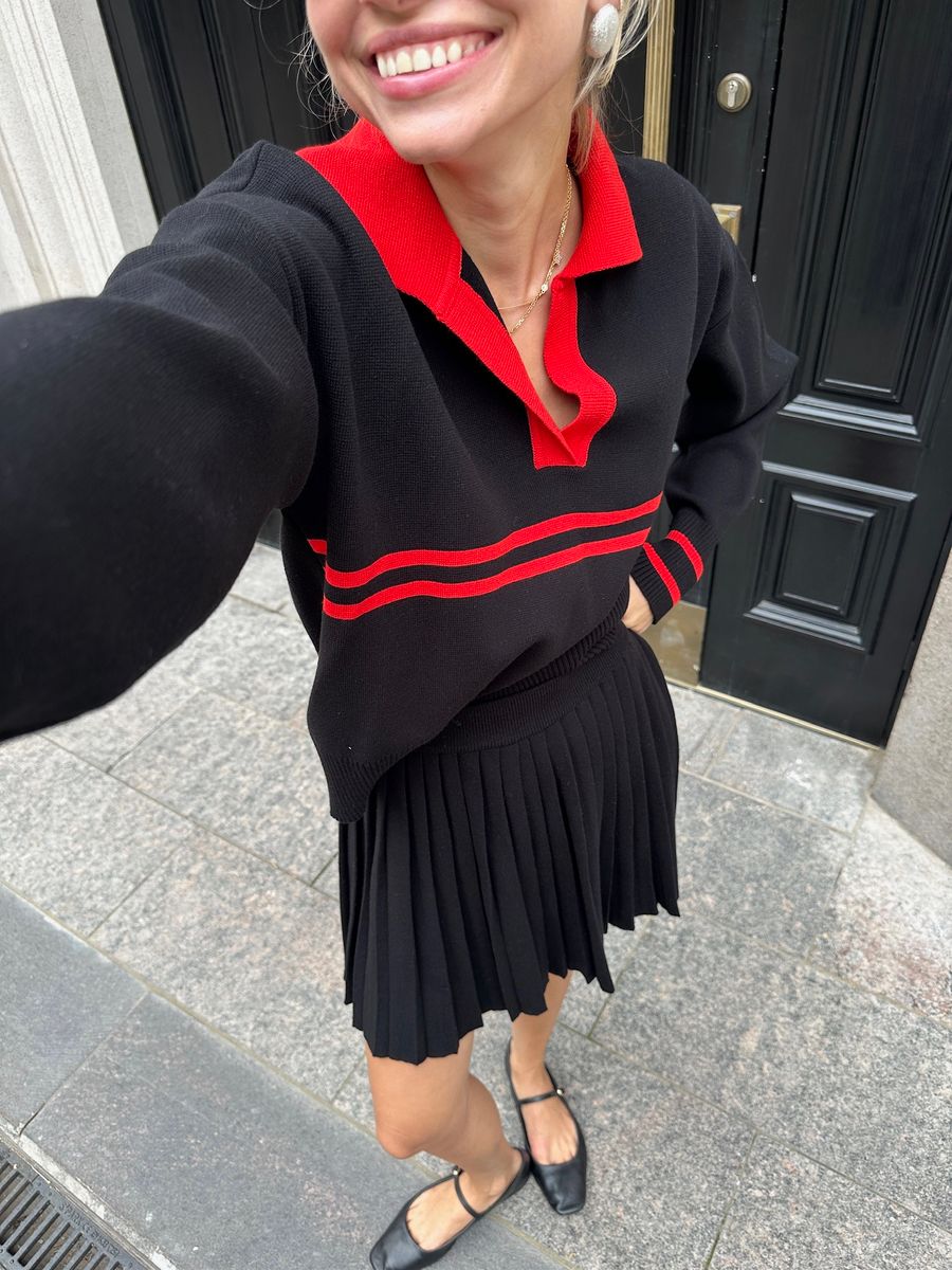 Костюм из вискозы поло и юбка в складку черный с красным