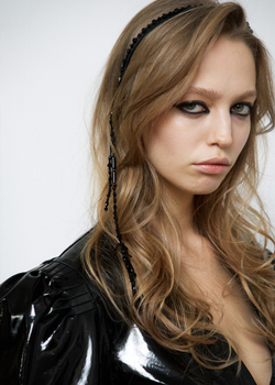 Тонкий ободок с декором в виде подвески