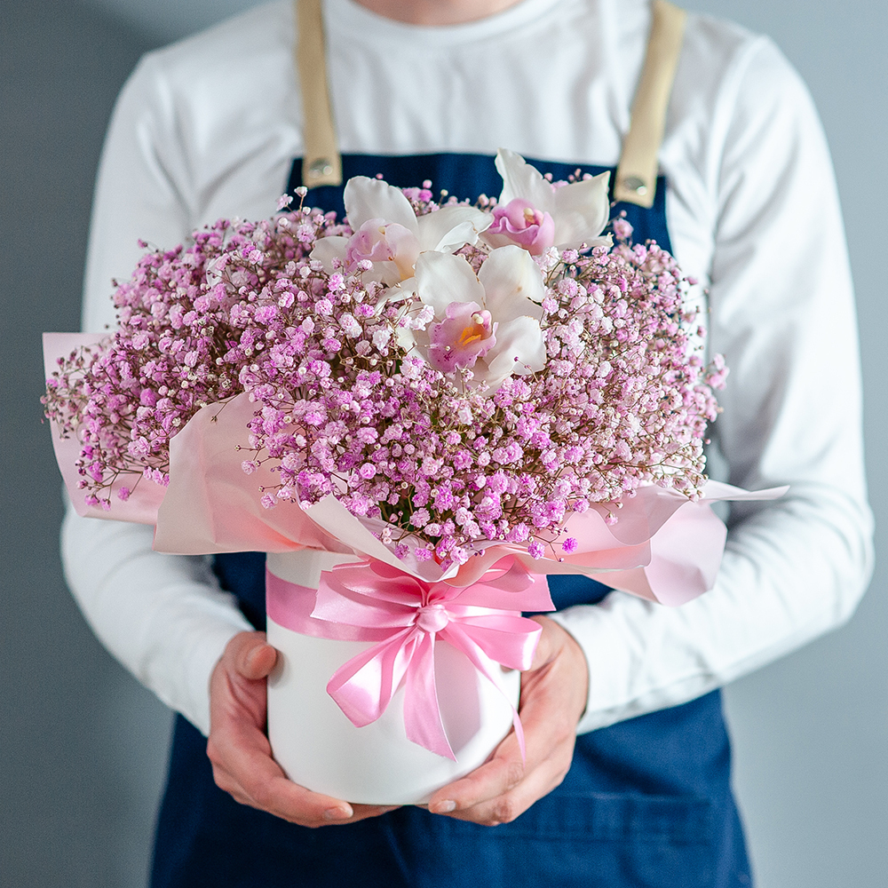 Гипсофила с орхидеей в шляпной коробке