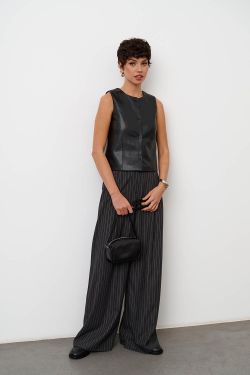 Жилетка из экокожи в минималистичном стиле черного цвета